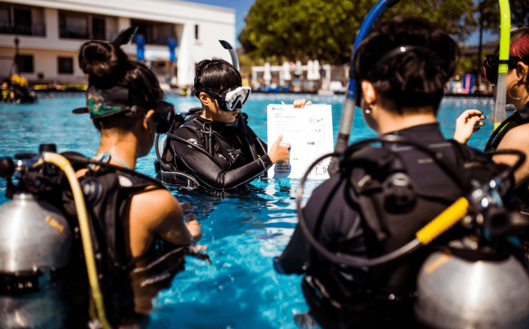 我不會游泳可以學潛水嗎？潛水可以帶隱形眼鏡嗎？大姨媽來了咋辦？潛水有沒有危險？潛水能減肥嗎？